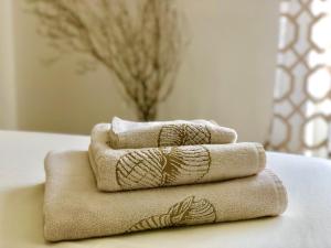 um monte de toalhas em cima de uma mesa em Montellinos Suite Tortora em SantʼAntìoco