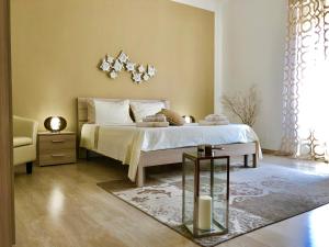 um quarto com uma cama e uma mesa de vidro em Montellinos Suite Tortora em SantʼAntìoco