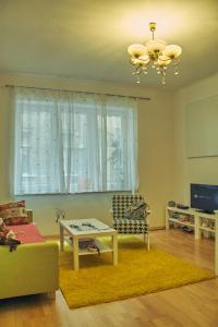 uma sala de estar com um sofá e uma mesa em Orient-Express Apartment em Sarajevo