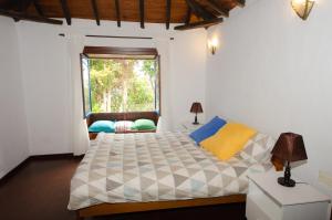sypialnia z dużym łóżkiem i oknem w obiekcie Galguen Paradise in the island of stars. Villa. w mieście Breña Alta +37 zdjęć