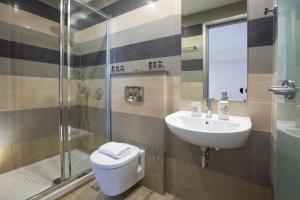 A bathroom at Drimonari Villas