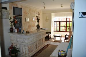 - un salon avec une cheminée en pierre et une télévision dans l'établissement Hotel Dionysia, à Kalkan