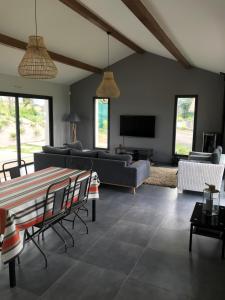 salon z kanapą, stołem i krzesłami w obiekcie Villa avec piscine privée, vue sur mer et plage à pied 800m w mieście Saint-Jean-de-Luz
