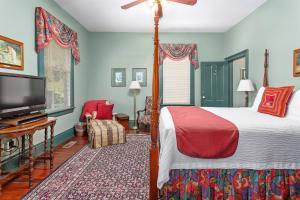 A bed or beds in a room at Spencer House Inn