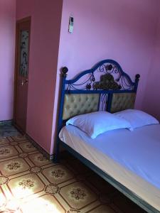 Tempat tidur dalam kamar di Aini Home Stay