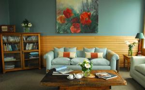 a living room with a couch and a table at Casa Ayacara in Frutillar