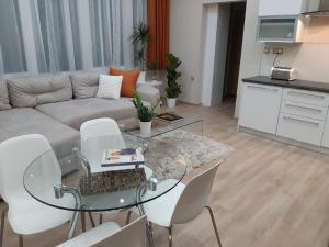 Zona d'estar a Modern, Quiet & Cozy Apartment in the middle of Downtown near Danube at Fashion street