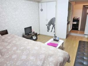 ein Schlafzimmer mit einem Bett und einem Zebra an der Wand in der Unterkunft Free bike and free WIFI 204 Take it easy in Kyoto