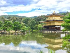 ein chinesisches Gebäude über einem Teich im Garten in der Unterkunft Free bike and free WIFI 204 Take it easy in Kyoto