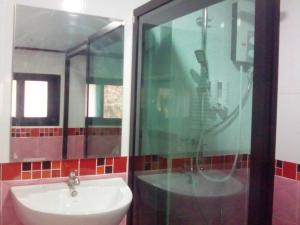 a bathroom with a sink and a shower at Ocean View Resort - Koh Sichang in Ko Si Chang