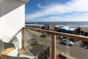 a balcony with a view of the ocean at Pichilemu Surf Hotel in Pichilemu