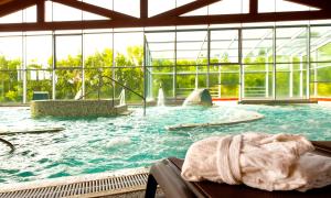 una gran piscina con un tobogán de agua en un edificio en Hotel Spa Attica21 Villalba, en Vilalba