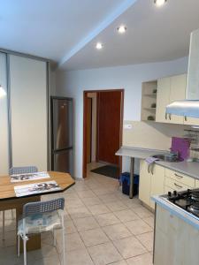 eine Küche mit einem Tisch und einer Arbeitsplatte in der Unterkunft Apartament T&Hos in Trnava