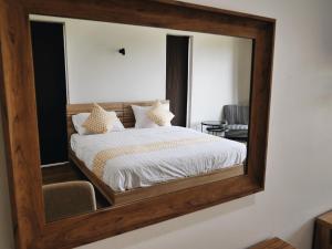 Un pat sau paturi într-o cameră la บ้านเพลิน