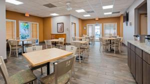 une salle à manger avec des tables et des chaises dans un restaurant dans l'établissement Best Western Ocala Park Centre, à Ocala