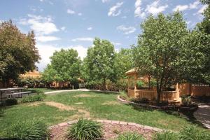 einen Garten mit einem Pavillon im Hof in der Unterkunft La Quinta by Wyndham Colorado Springs South Airport in Colorado Springs