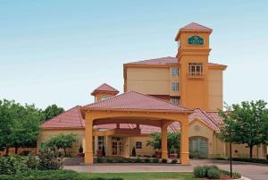 um edifício com uma torre de relógio em cima em La Quinta by Wyndham Colorado Springs South Airport em Colorado Springs