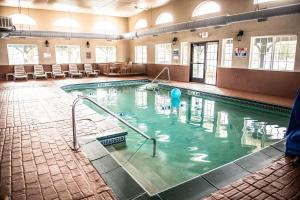 a large swimming pool in a large building at Comfort Inn Marshall Station in Marshall