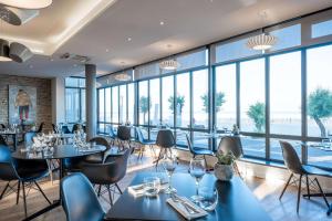 Restavracija oz. druge možnosti za prehrano v nastanitvi Les Flots - Hôtel et Restaurant face à l'océan - Châtelaillon-Plage