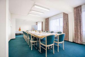 a conference room with a long table and chairs at Soibelmanns Hotel Weimar in Weimar