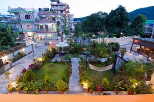 z góry widok na ogród w mieście w obiekcie Hotel Lake Star w mieście Pokhara