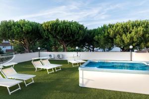 Bazén v ubytování Hotel Pierre nebo v jeho okolí