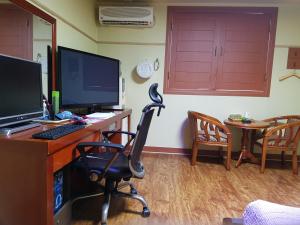 una oficina con escritorio, ordenador y silla en Plus Motel en Gwangju