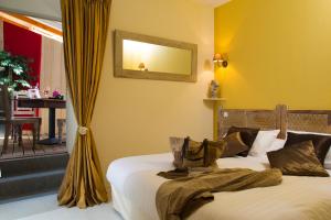 Postel nebo postele na pokoji v ubytování Logis hotel les flots bleus + 7 fotografií