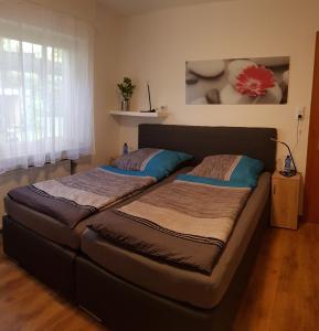dwa łóżka w pokoju z oknem w obiekcie SleepCentral w mieście Düsseldorf