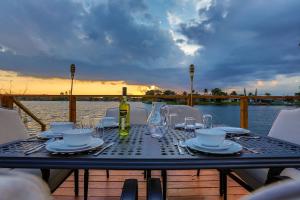 5 Star Pergola & Dine on Sun-Splashed Luxury Deck