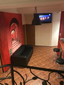 TV a/nebo společenská místnost v ubytování Piwnica