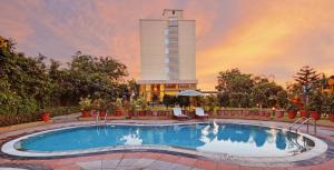 Bazén v ubytování Temple Tree Hotel Shirdi nebo v jeho okolí