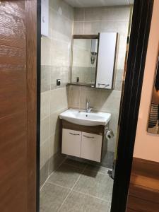 La salle de bains est pourvue d'un lavabo et d'un miroir. dans l'établissement Hayal Residence Apart Otel, à Antalya