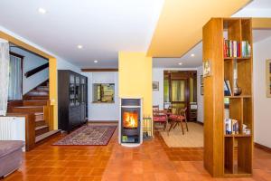 uma sala de estar com lareira no meio em Gorgeous Chalet em Bled