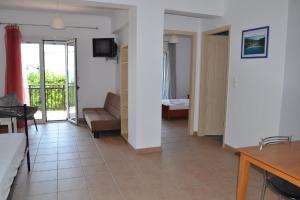 un soggiorno con un divano e un tavolo di Maistrali a Vassiliki Altre 24 foto