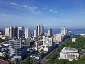 uma vista aérea de uma cidade com edifícios altos em Juja's place em Manila