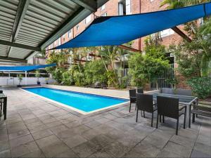 Swimmingpoolen hos eller tæt på Luxury 3 brm 2 bath Woolstore apt with Courtyard