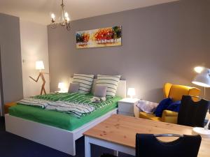 ニュルンベルクにあるApartments Blumenthalのベッド1台、テーブル、ソファが備わる客室です。