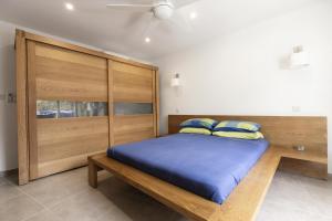 Un pat sau paturi într-o cameră la Mellieha Bay Waters Edge No. 160