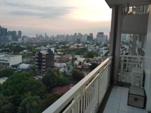 d'un balcon avec vue sur la ville. dans l'établissement Cucun's place, à Manille