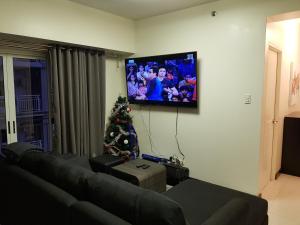 - un salon avec un canapé et un arbre de Noël dans l'établissement Cucun's place, à Manille