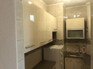 Kuchyňa alebo kuchynka v ubytovaní MI-MA Ul. Prilaz 1 51250, Novi Vinodolski, Hrvatska Apartman