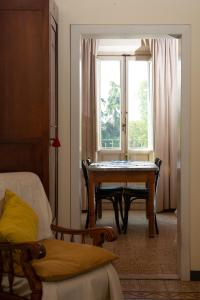 a living room with a table and a window at La Casa di Enea in Pistoia