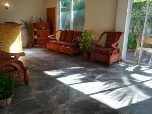 Posezení v ubytování Villa Arunalu Kandy