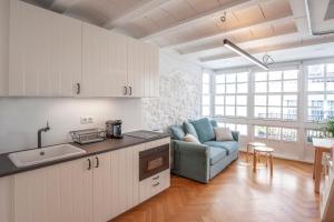 Il dispose d'une cuisine et d'un salon avec un canapé et une table. dans l'établissement Oktheway Coruña Historic Center, à La Corogne