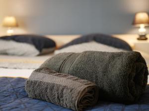 เตียงในห้องที่ Appartement écologique - Proche Métro Charpennes