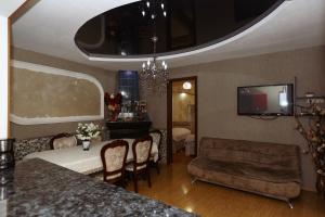 un soggiorno con tavolo e divano di Lela Apartments a Tbilisi City