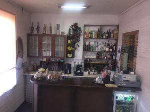 een bar met een aanrecht in een kamer bij Anna Bed & Breakfast in Kallaste