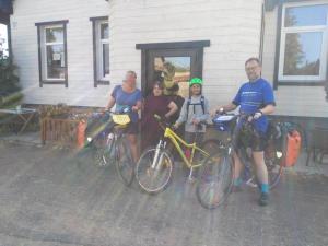 un grupo de personas de pie junto a sus bicicletas en Anna Bed & Breakfast, en Kallaste