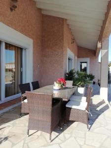 un tavolo da pranzo e sedie su un patio di la maison du saunier a Salin-de-Giraud